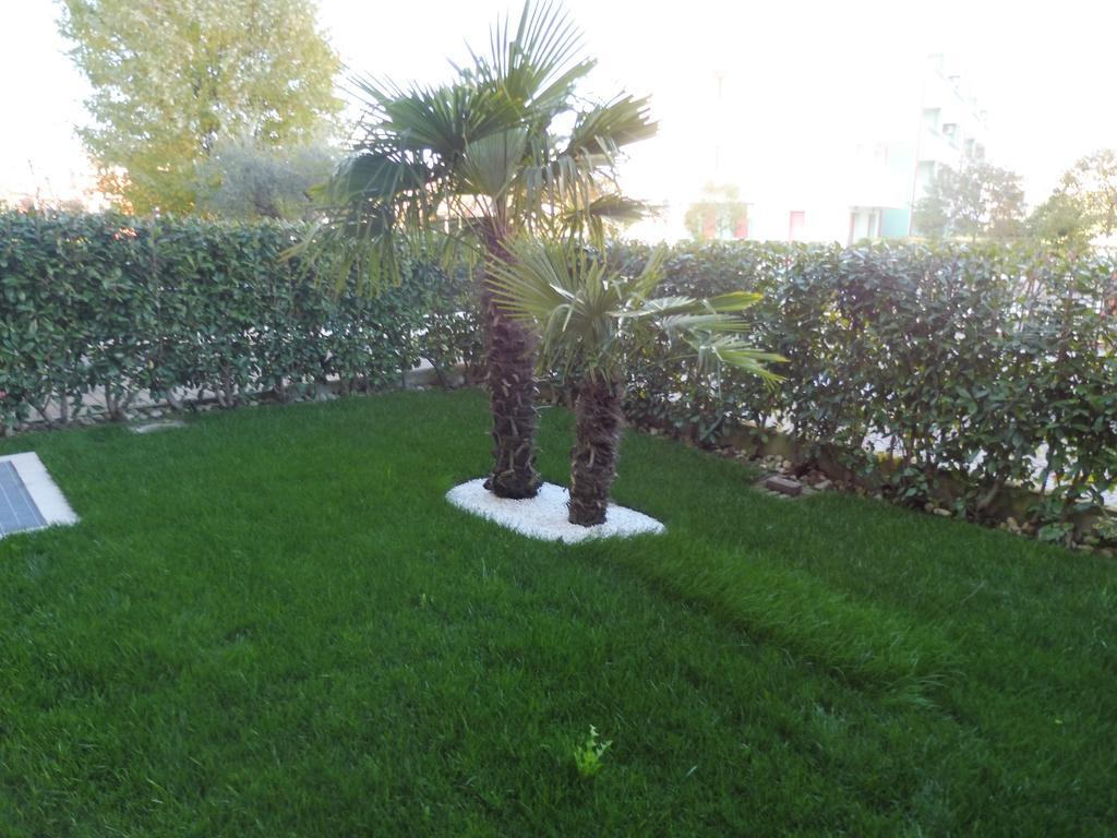 Residence Elisa Piano Terra Con Giardino E Posto Spiaggia Incluso Caorle Zimmer foto